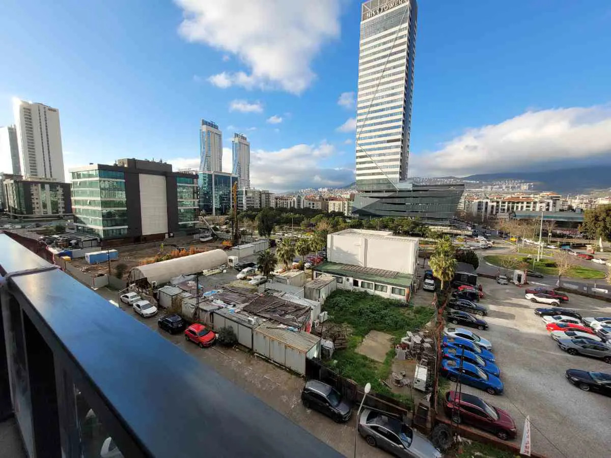 CANLI YAŞAMIN MERKEZİ BAYRAKLI MANSUROĞLU'NDA SATILIK 3+1 DAİRE