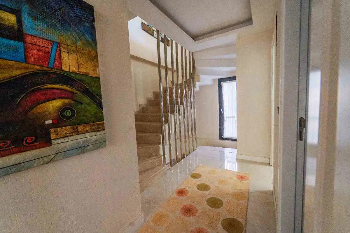 GÜZELBAHÇE YALI'DA 8 YAŞINDA MÜSTAKIL BIR VILLA