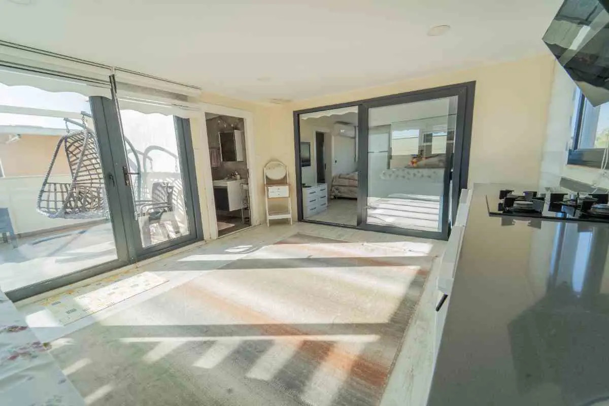 GÜZELBAHÇE YALI'DA 8 YAŞINDA MÜSTAKIL BIR VILLA