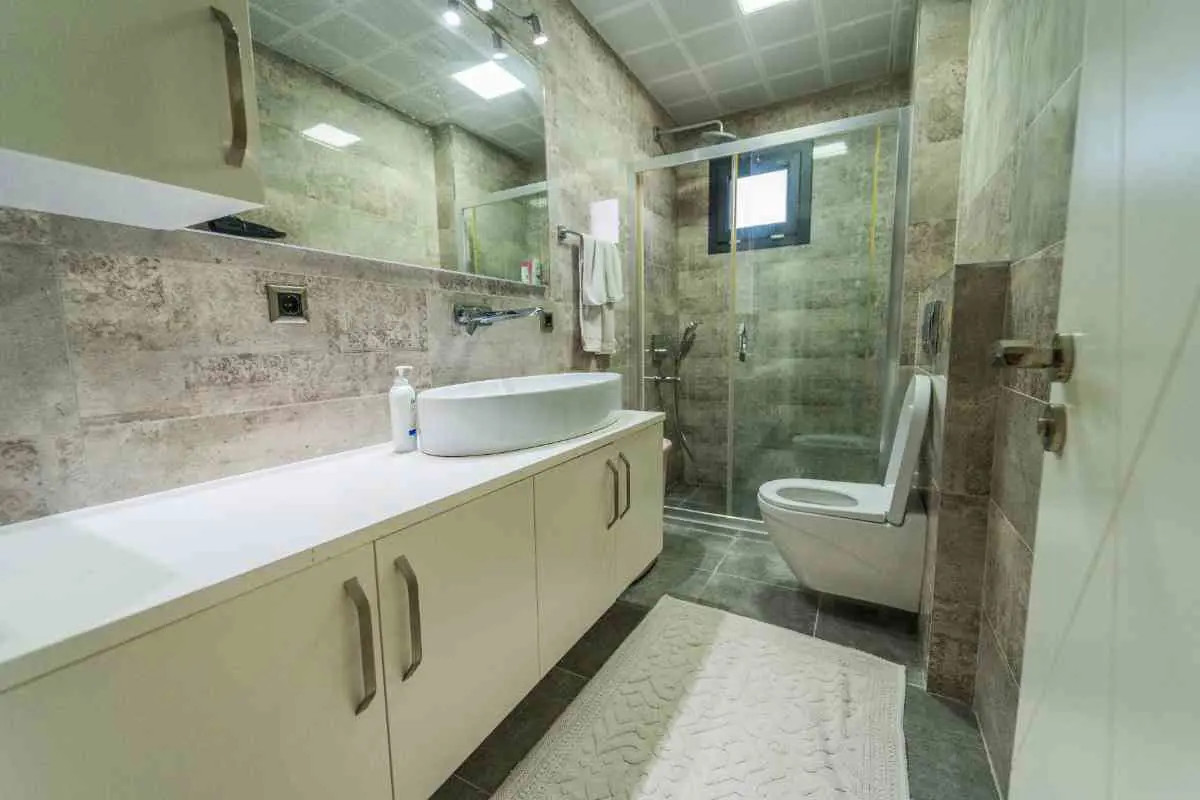 GÜZELBAHÇE YALI'DA 8 YAŞINDA MÜSTAKIL BIR VILLA