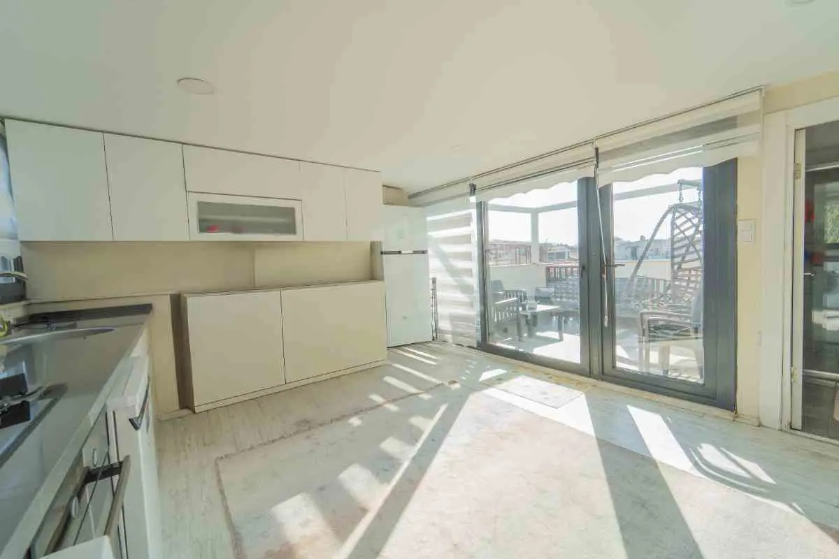 GÜZELBAHÇE YALI'DA 8 YAŞINDA MÜSTAKIL BIR VILLA