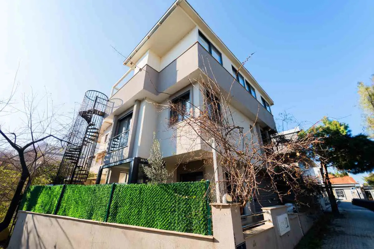 GÜZELBAHÇE YALI'DA 8 YAŞINDA MÜSTAKIL BIR VILLA