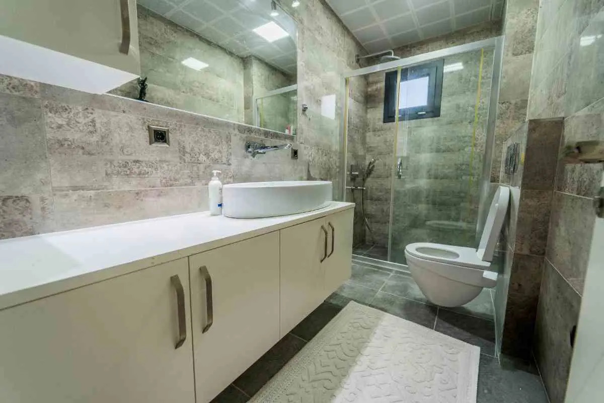 GÜZELBAHÇE YALI'DA 8 YAŞINDA MÜSTAKIL BIR VILLA