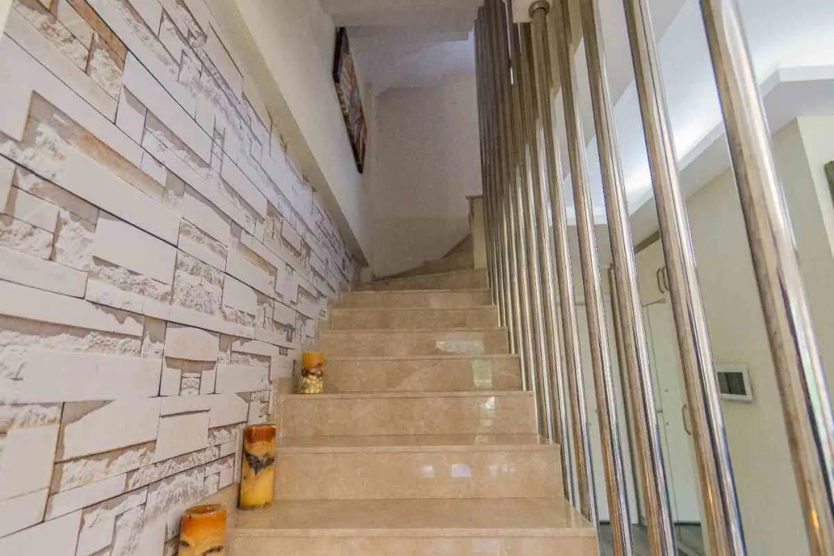 GÜZELBAHÇE YALI'DA 8 YAŞINDA MÜSTAKIL BIR VILLA