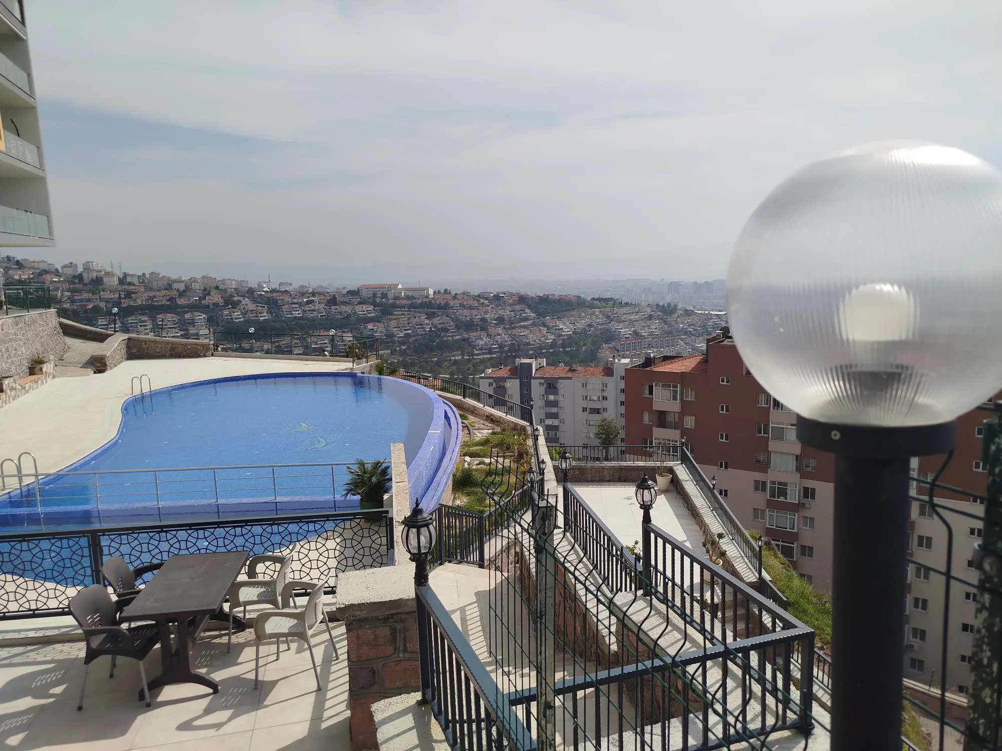 ÇIĞLI SMYRNA SİTESİ HAVUZLU GÜVENLIKLİ VE KONFORLU GENIŞ 3+1 DAIRE