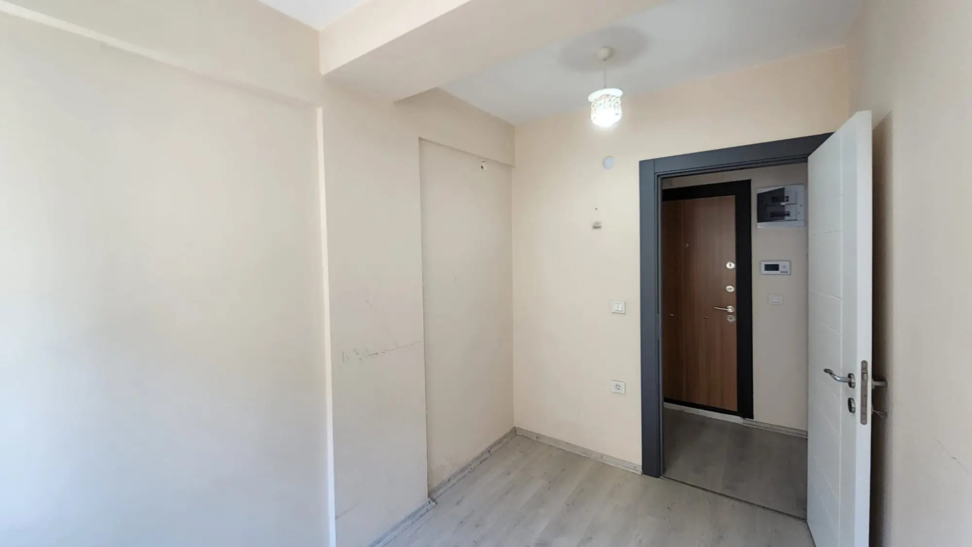 BAYRAKLI'DA GÜNEŞİ VE KONFORU BİR ARADA SUNAN 2+1 SATILIK DAİRE