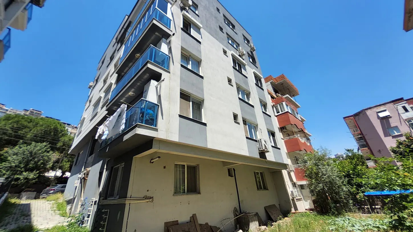 BAYRAKLI'DA GÜNEŞİ VE KONFORU BİR ARADA SUNAN 2+1 SATILIK DAİRE