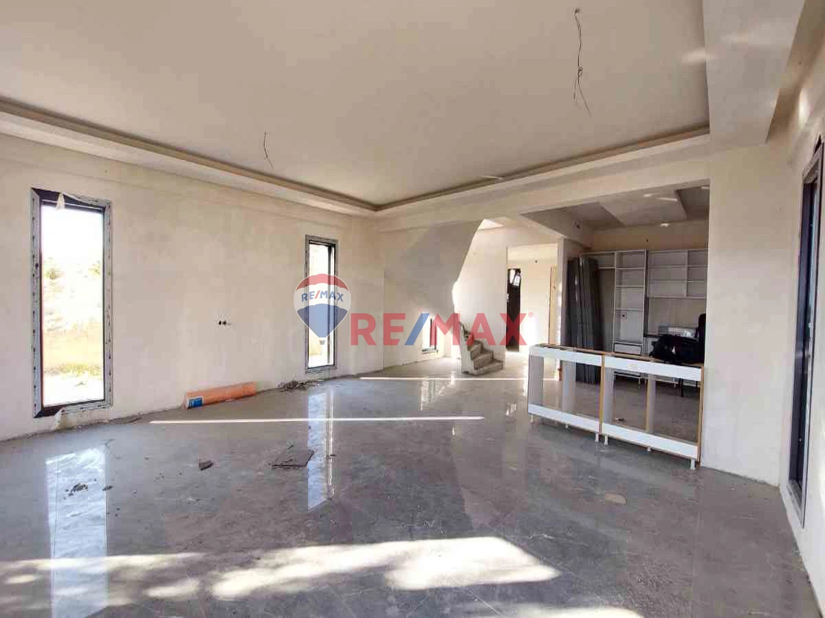 FOÇAKÖY'DE HAVUZLU 4+1 SATILIK VILLA