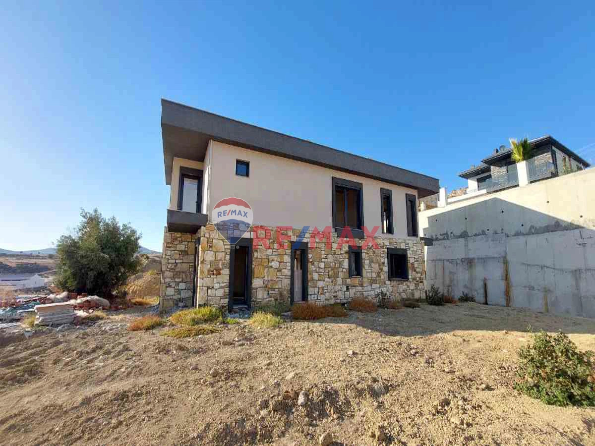 FOÇAKÖY'DE HAVUZLU 4+1 SATILIK VILLA